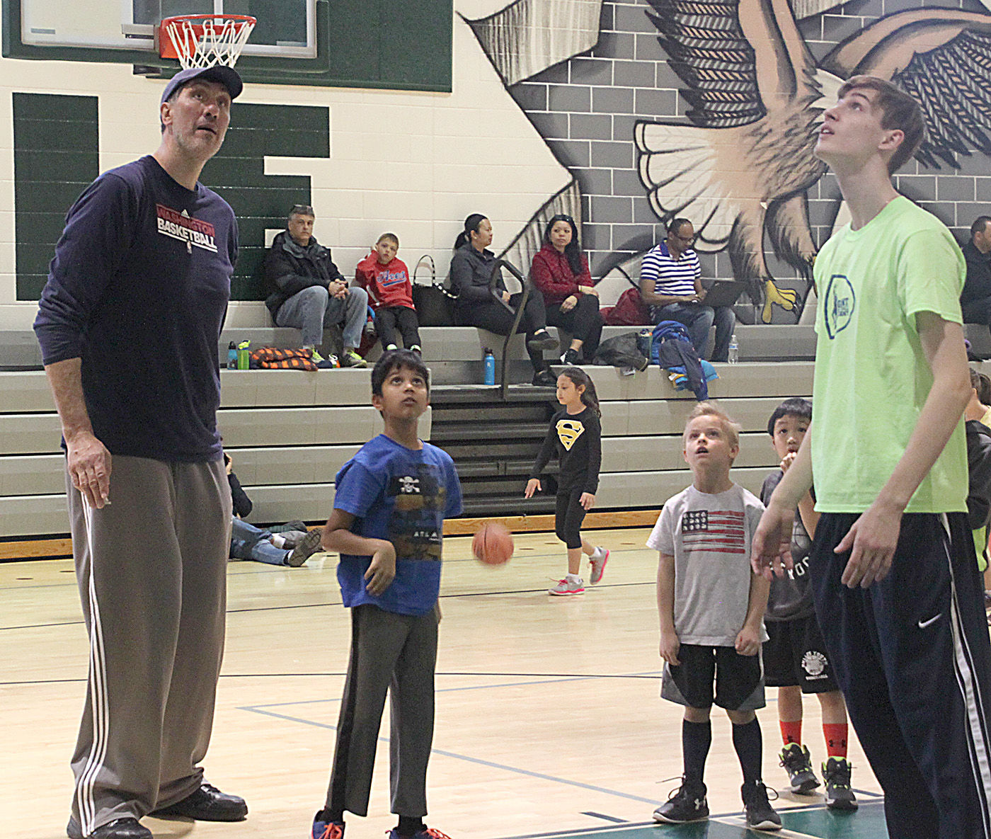 Former NBA player Gheorghe Muresan hosts youth basketball clinic